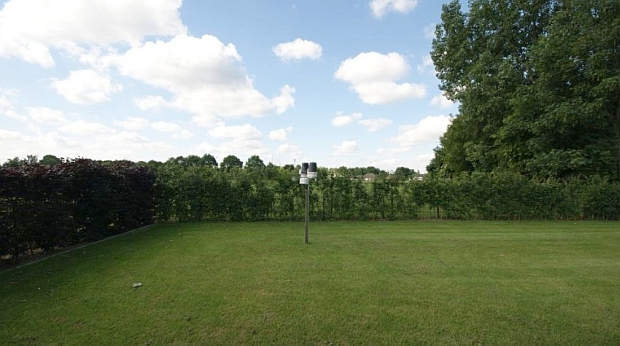 Voorbeeld station met een half open ligging