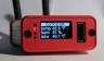 MeteoBridge Pro+ (rood) met ingebouwde 868 MHz (Davis) ontvanger (lijkt op de MeteoStick)