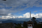 Lungchuzeka Gompa, een paar 100 m hoger dan Dochu La. Er is veel Cu boven de hoge bergen in het N